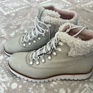 C they come with the original laces and in are good condition